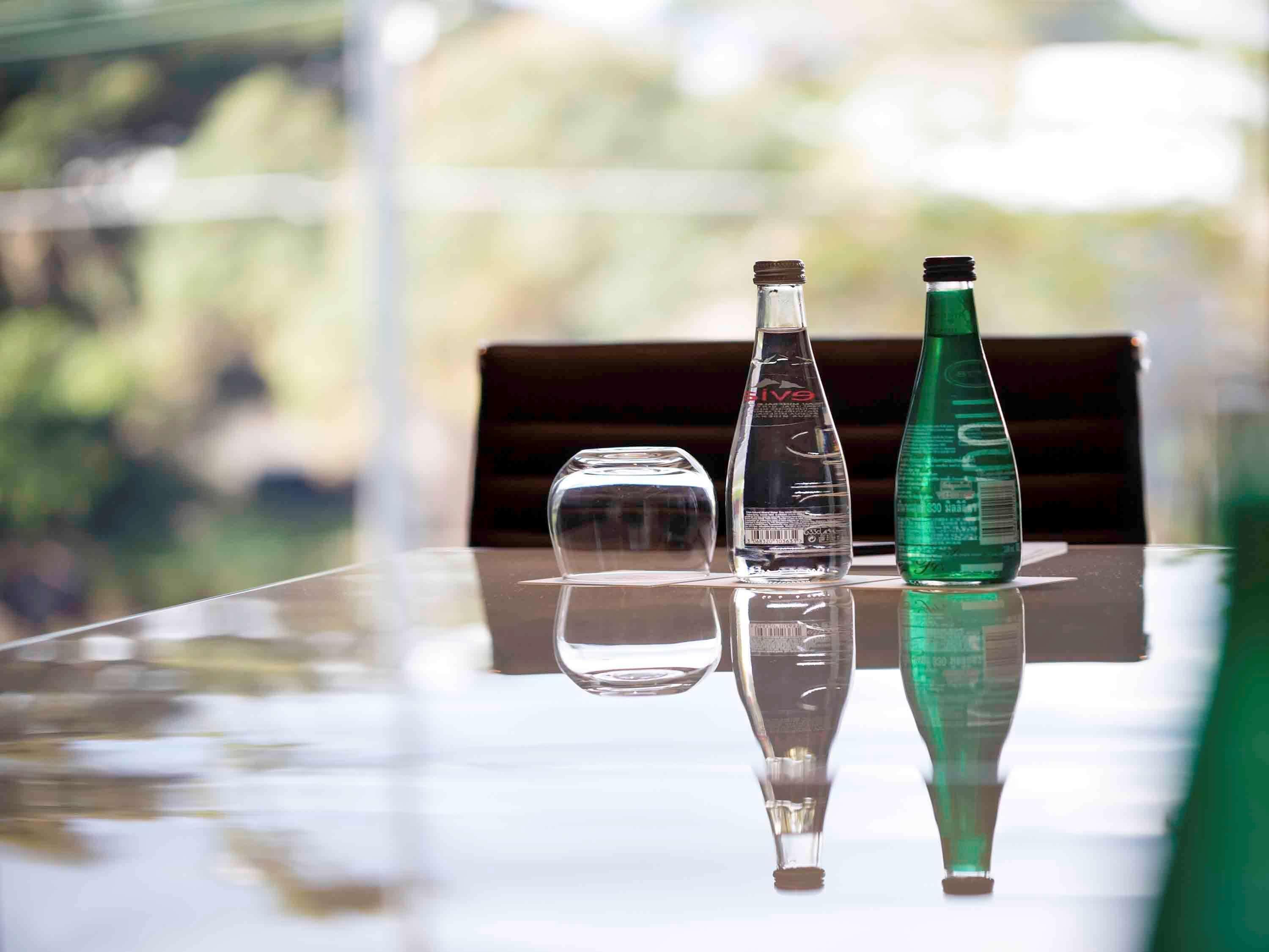 Pullman Sydney Airport Hotel Exterior foto Bottles of S. Pellegrino