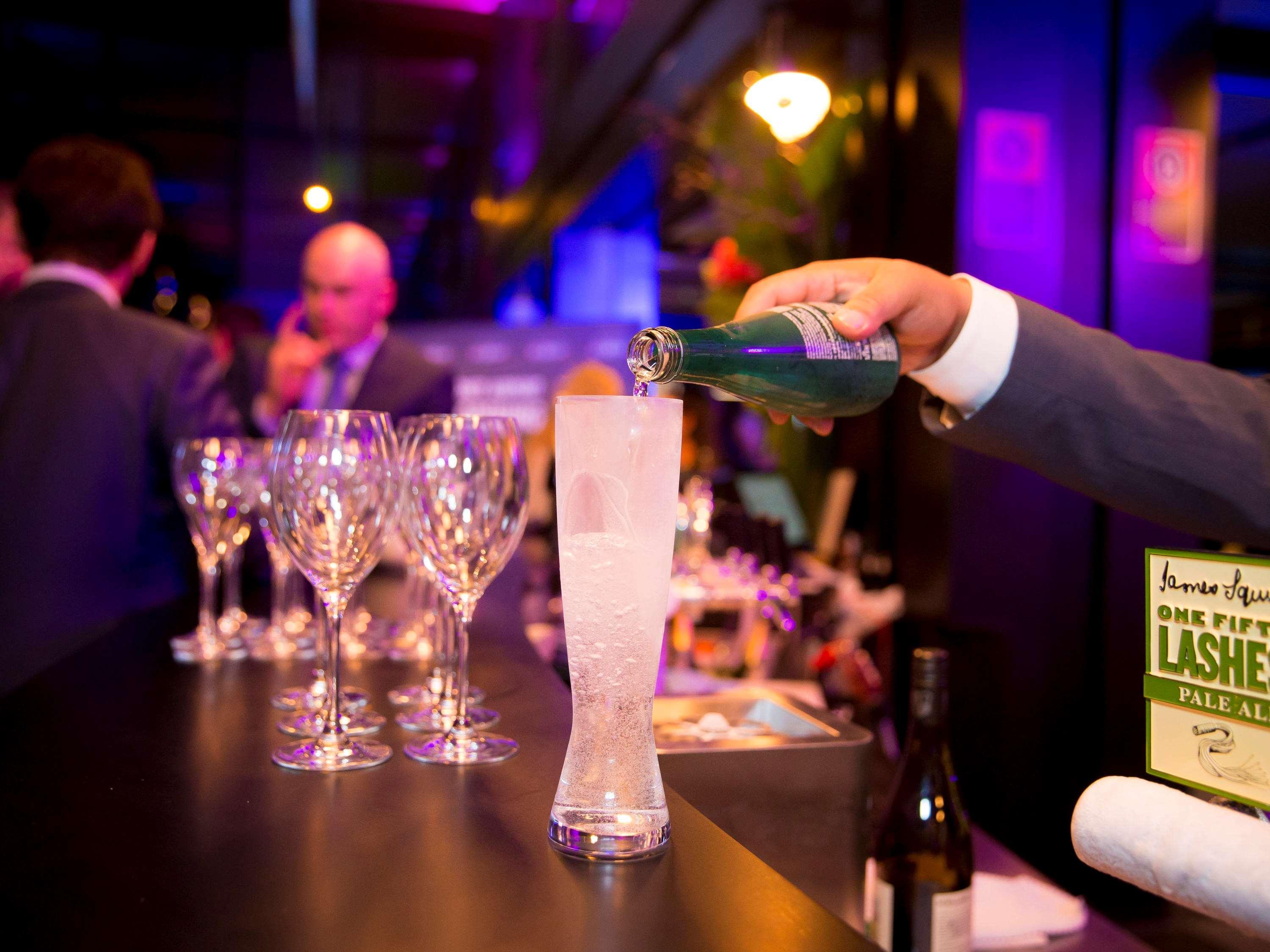 Pullman Sydney Airport Hotel Exterior foto A bartender pouring champagne