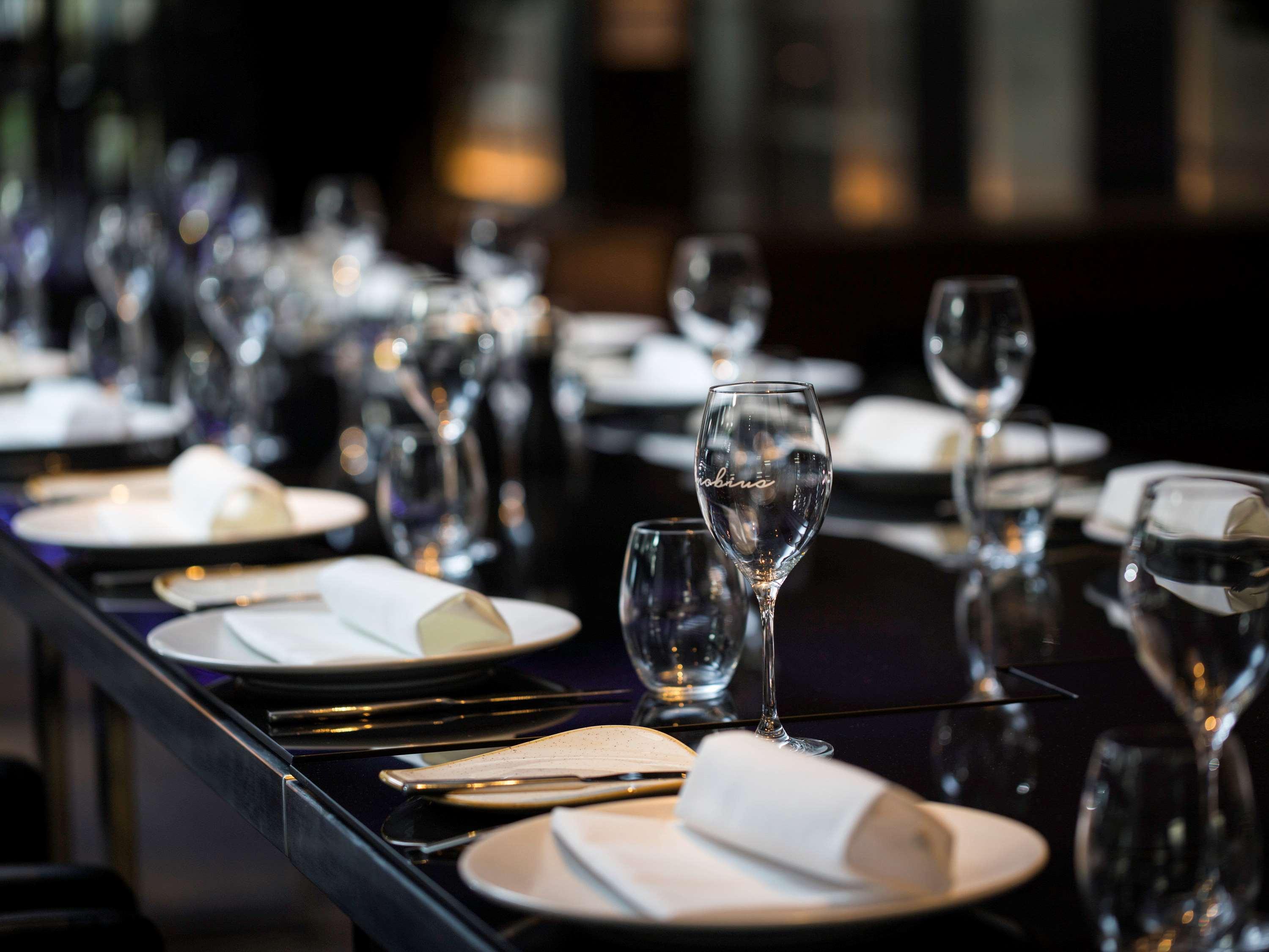 Pullman Sydney Airport Hotel Exterior foto A table set for fine dining