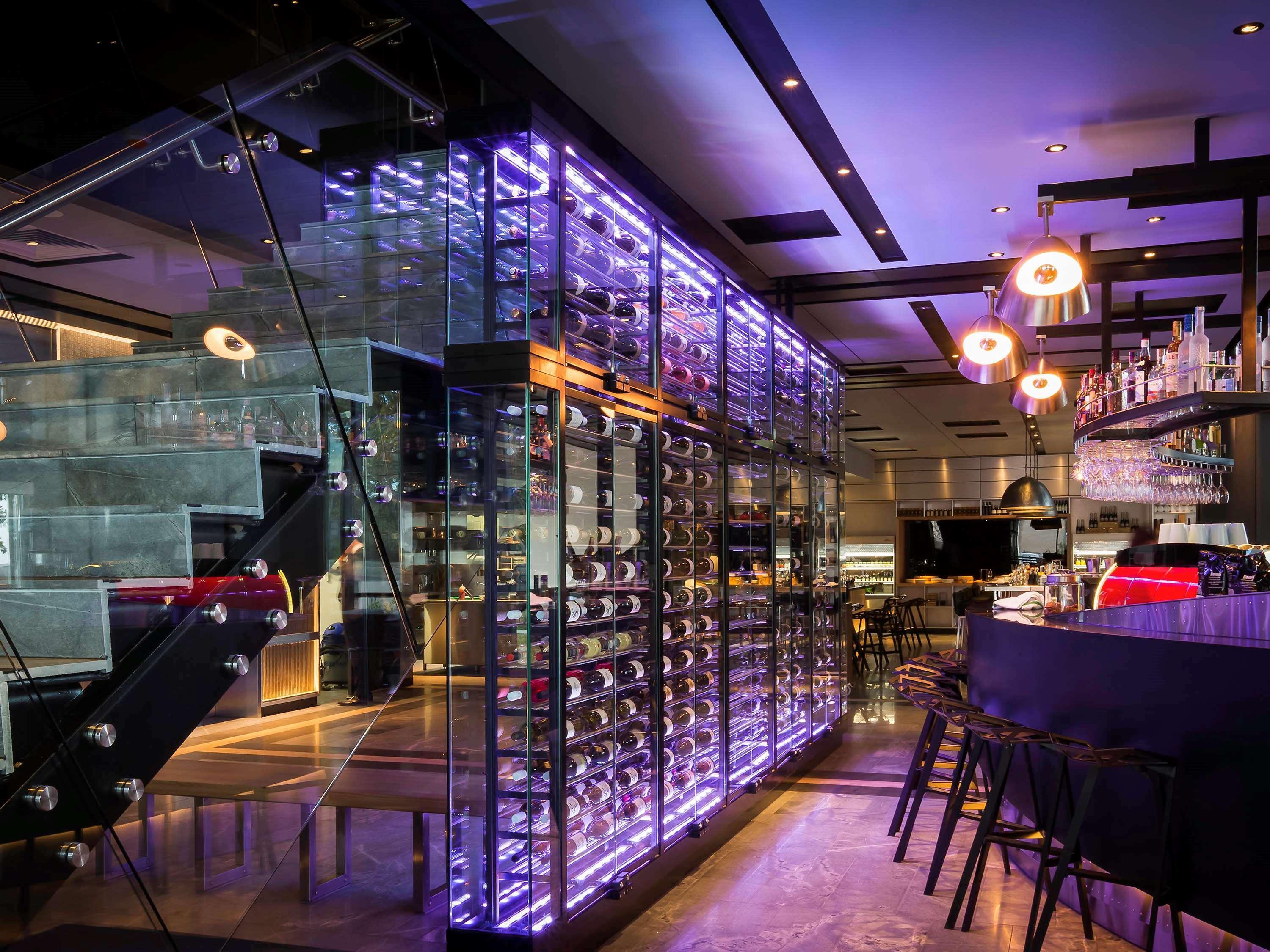 Pullman Sydney Airport Hotel Exterior foto Wine display at the bar