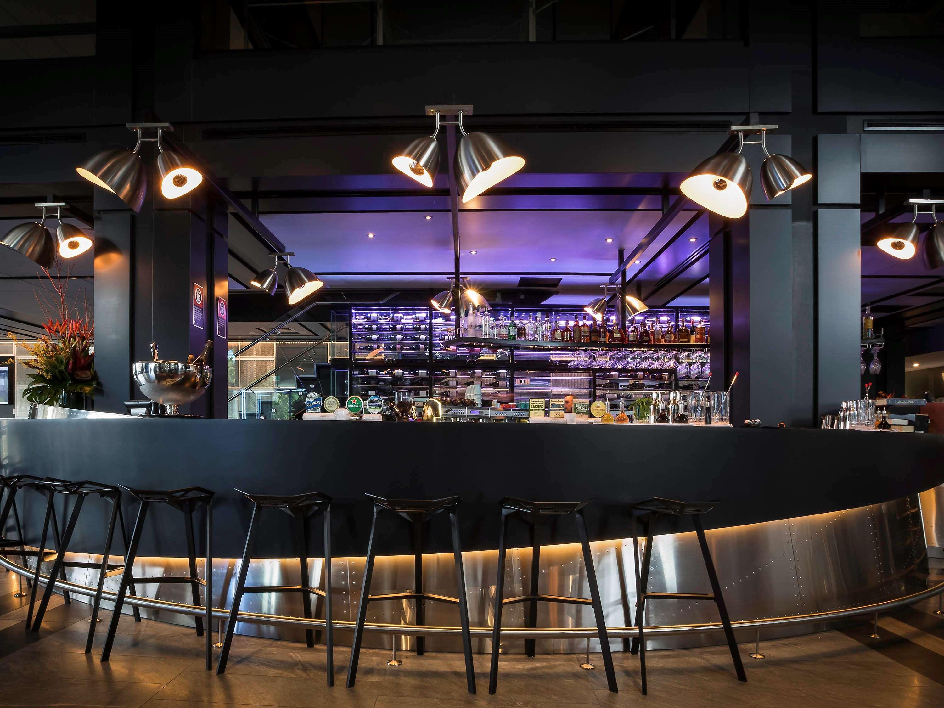 Pullman Sydney Airport Hotel Exterior foto The bar at the restaurant
