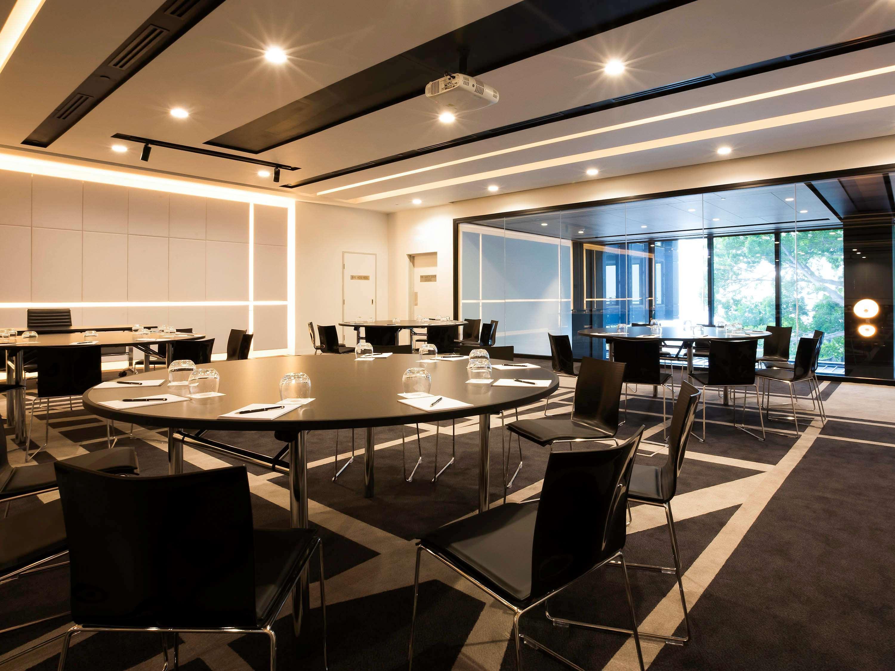 Pullman Sydney Airport Hotel Exterior foto The meeting room