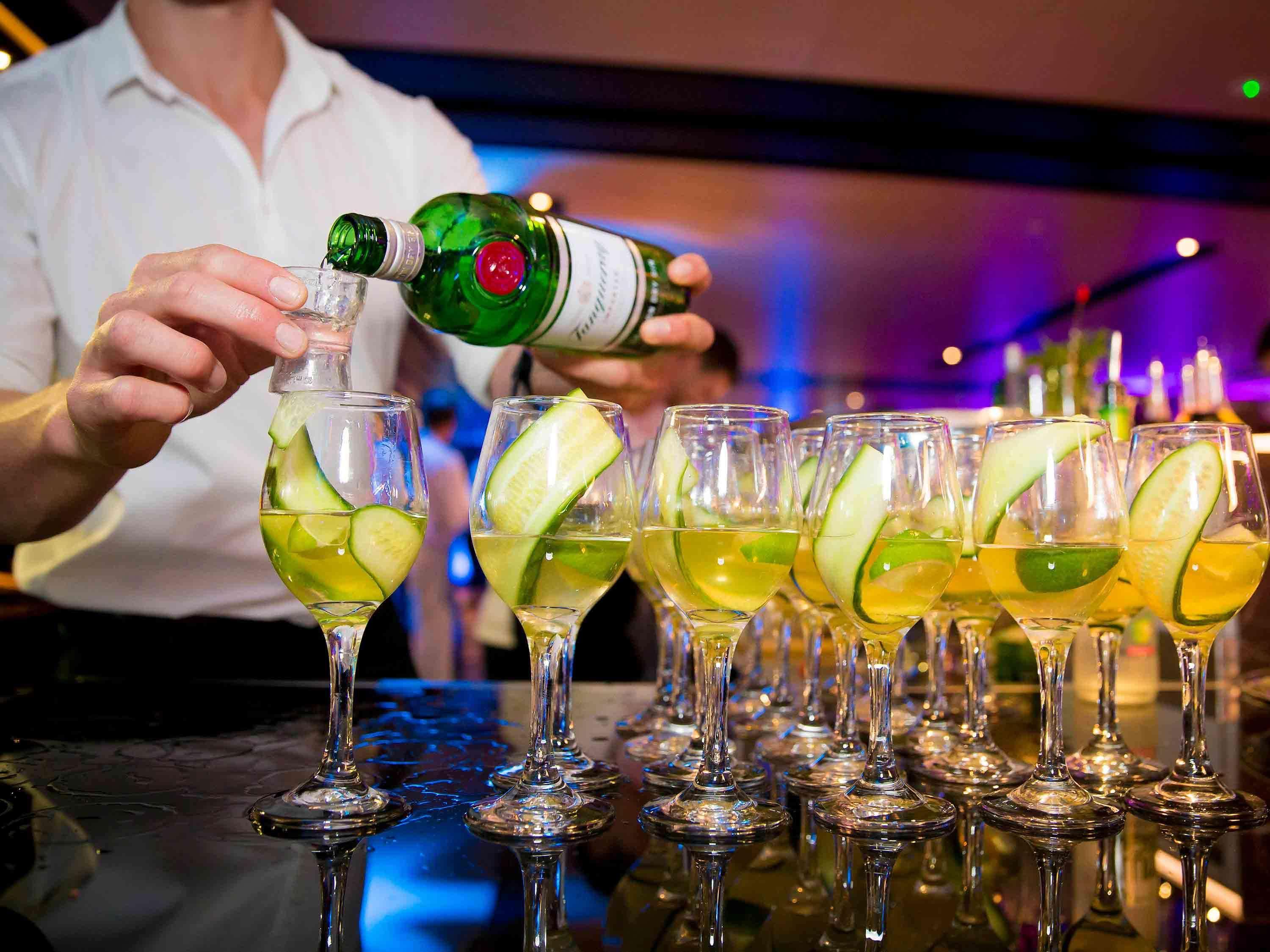 Pullman Sydney Airport Hotel Exterior foto A bartender preparing drinks