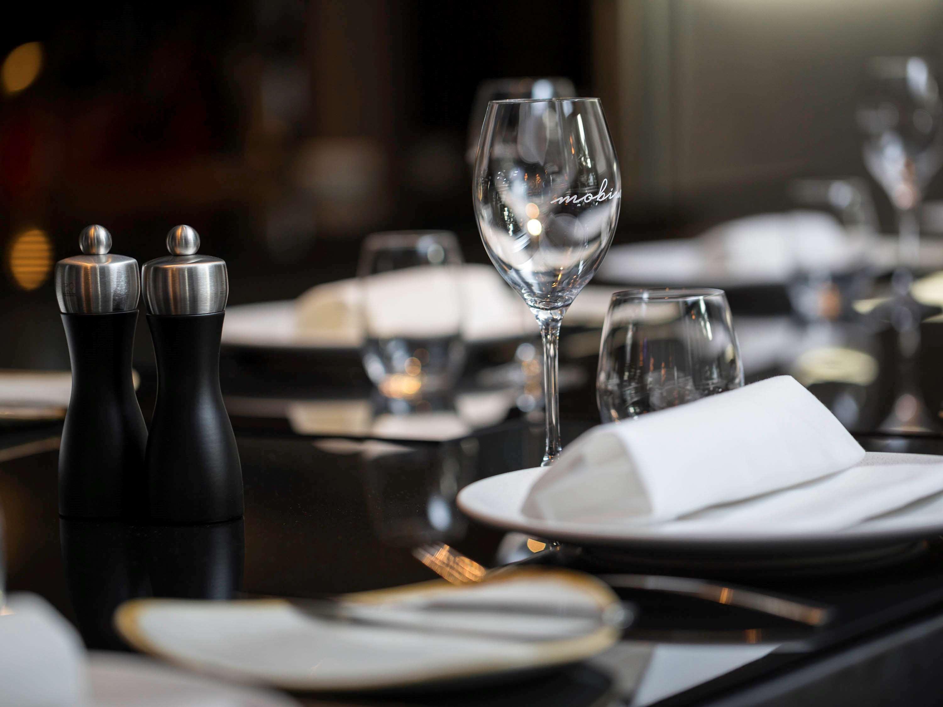 Pullman Sydney Airport Hotel Exterior foto A restaurant table set for service