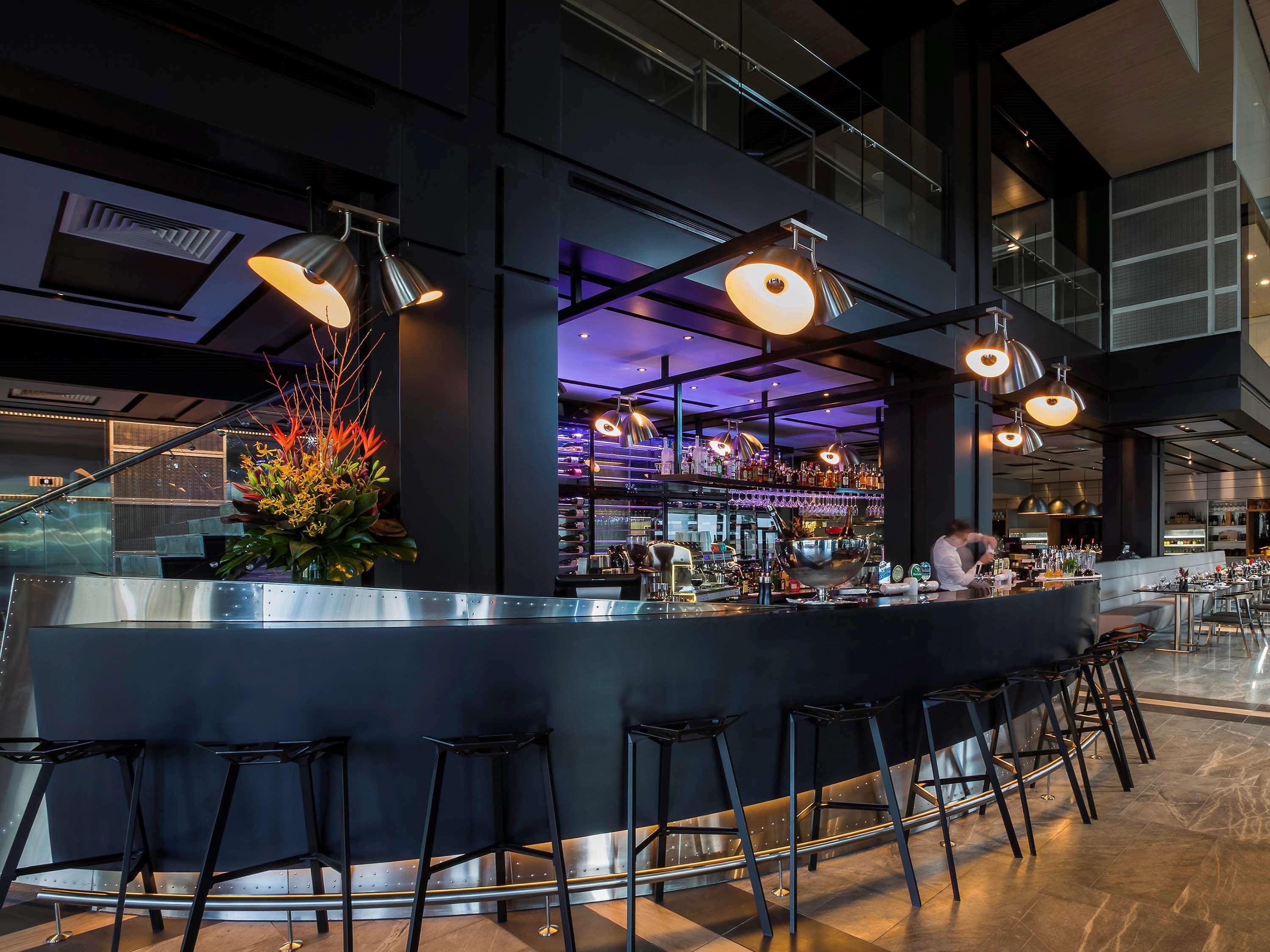 Pullman Sydney Airport Hotel Exterior foto The bar at the restaurant