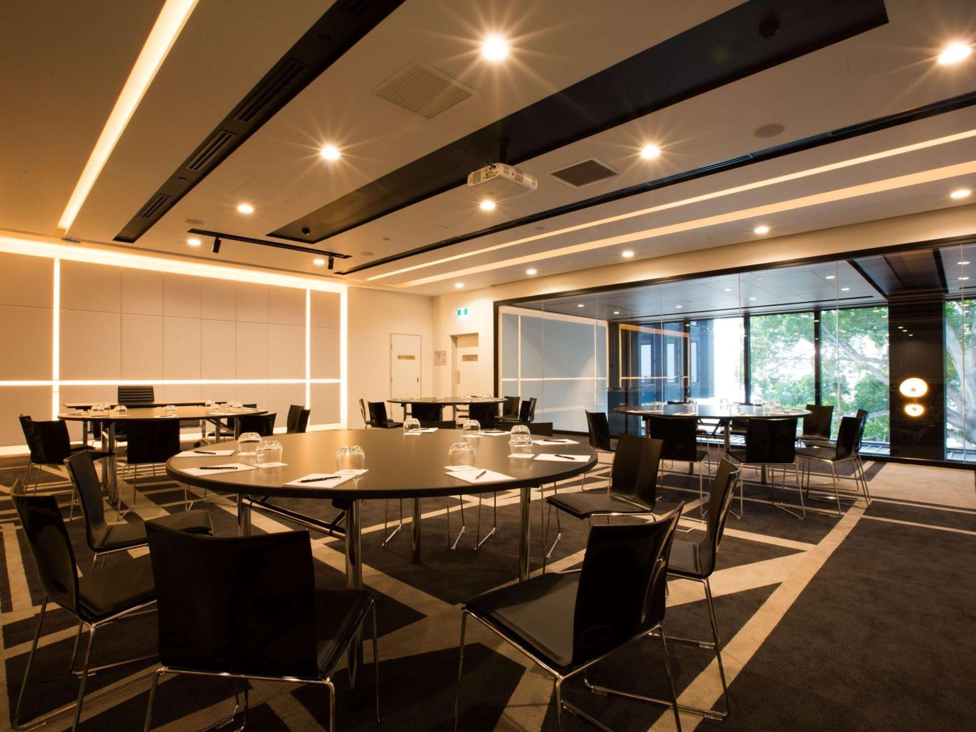 Pullman Sydney Airport Hotel Exterior foto The University of Melbourne's Centre for Values, Ethics and Society