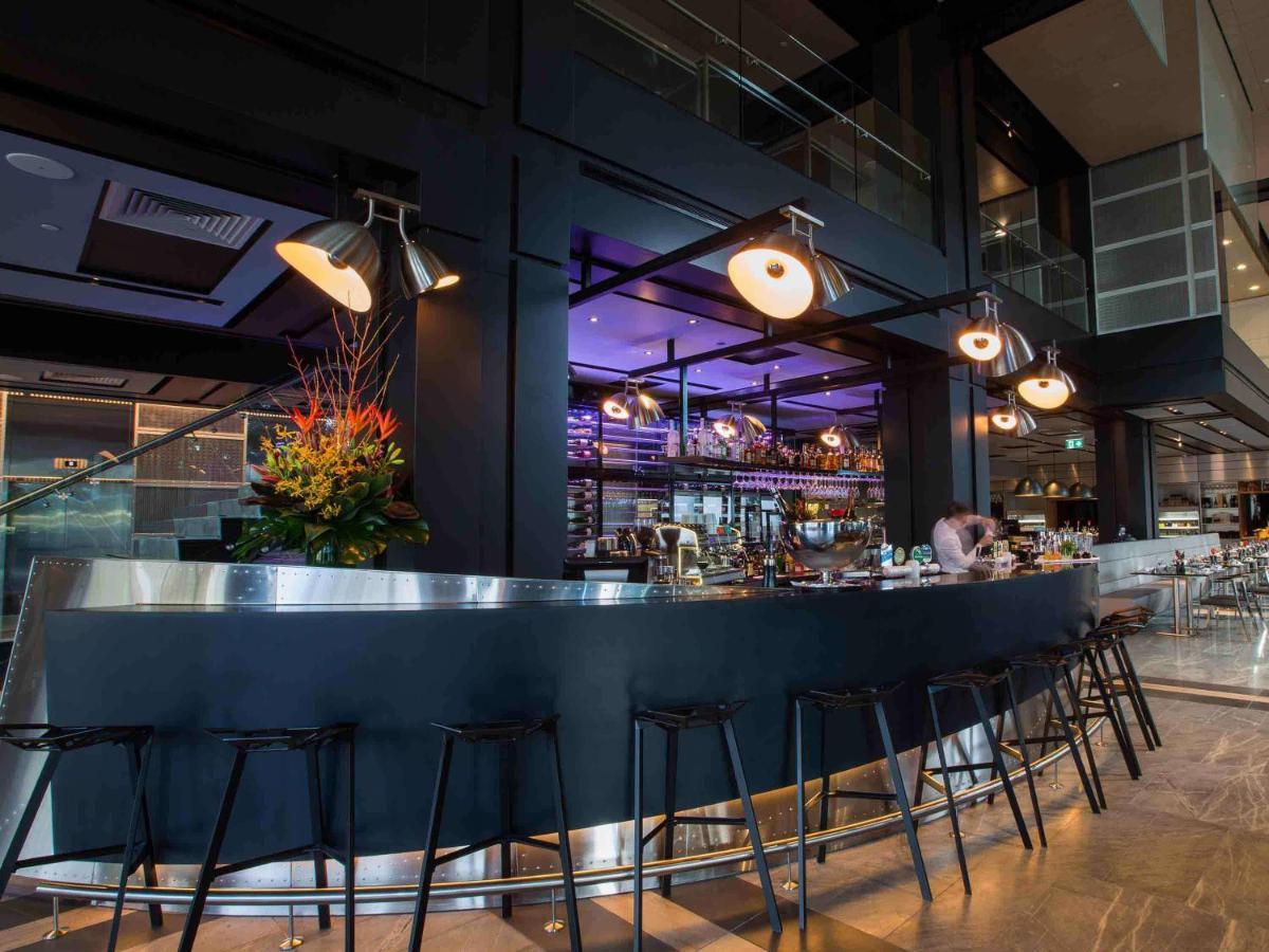 Pullman Sydney Airport Hotel Exterior foto The bar at the restaurant